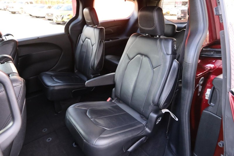 Chrysler Pacifica Vehicle Full-screen Gallery Image 10