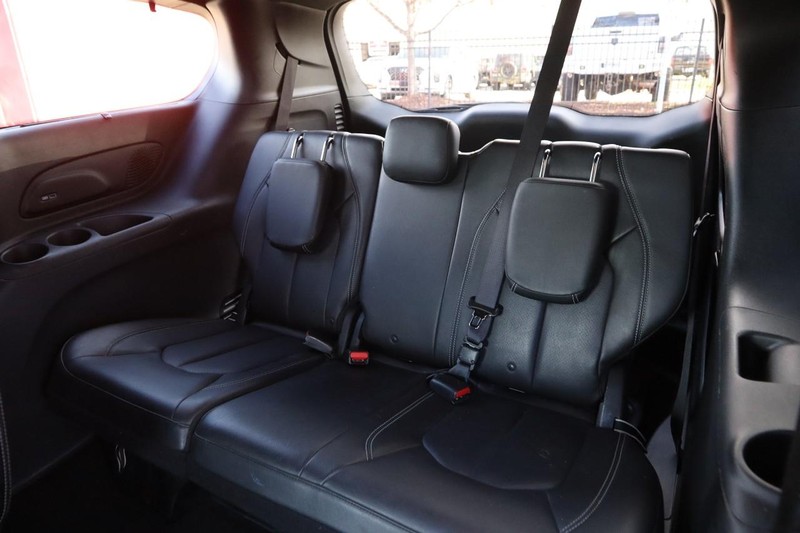 Chrysler Pacifica Vehicle Full-screen Gallery Image 11