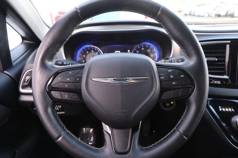 Chrysler Pacifica Vehicle Full-screen Gallery Image 12