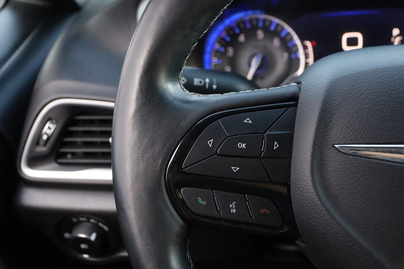 Chrysler Pacifica Vehicle Full-screen Gallery Image 13