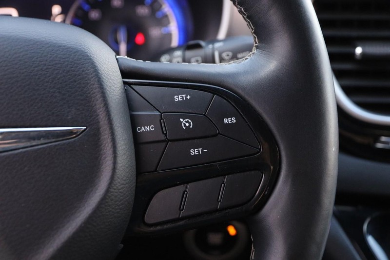 Chrysler Pacifica Vehicle Full-screen Gallery Image 14