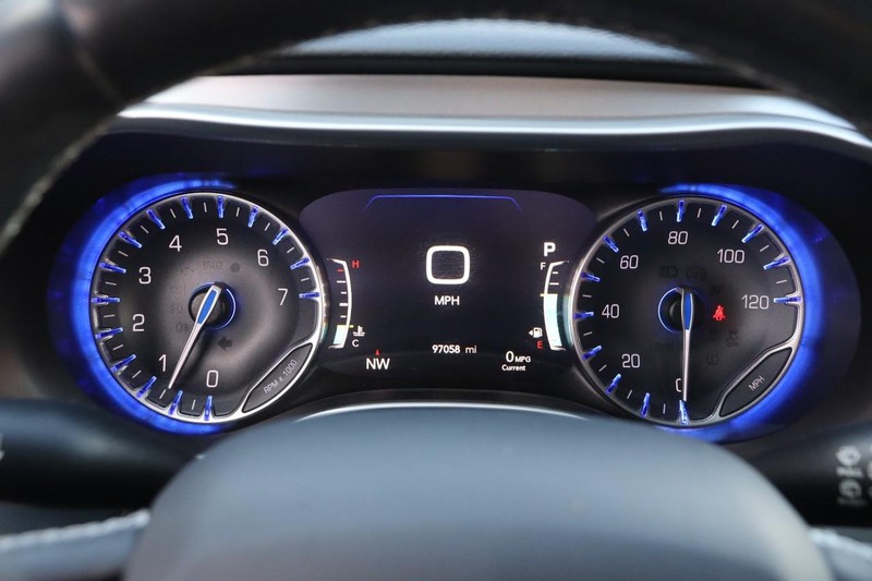 Chrysler Pacifica Vehicle Full-screen Gallery Image 15