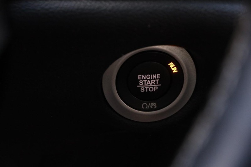 Chrysler Pacifica Vehicle Full-screen Gallery Image 16