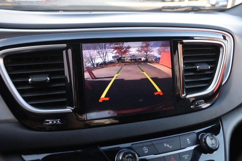 Chrysler Pacifica Vehicle Full-screen Gallery Image 18