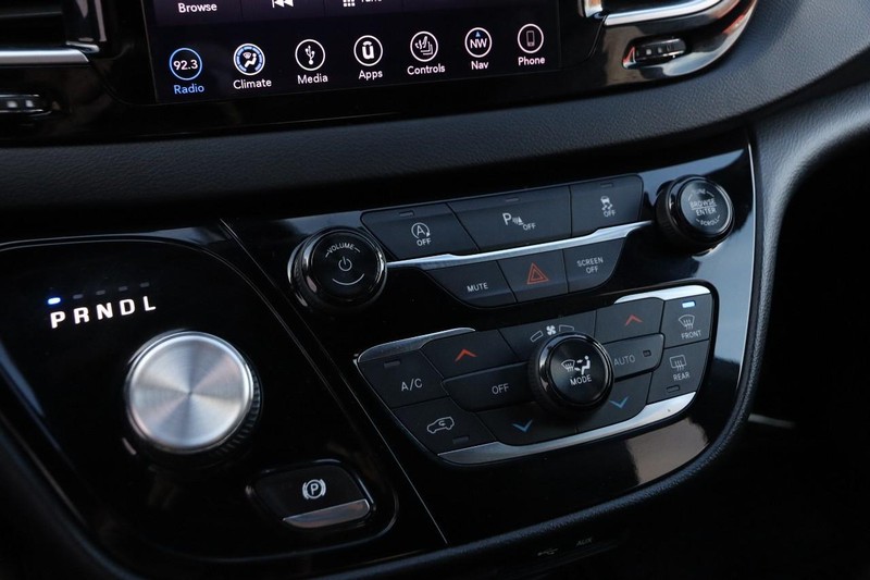 Chrysler Pacifica Vehicle Full-screen Gallery Image 19