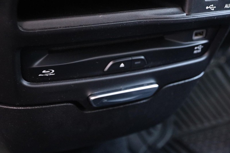 Chrysler Pacifica Vehicle Full-screen Gallery Image 21