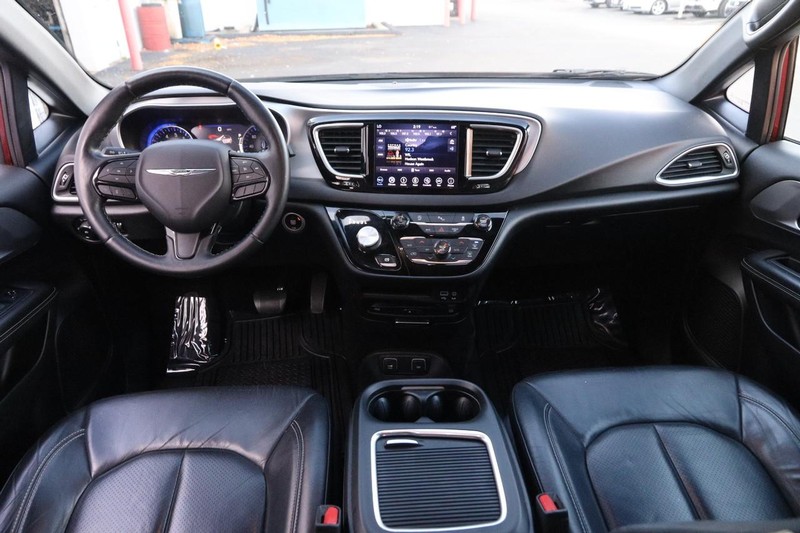 Chrysler Pacifica Vehicle Full-screen Gallery Image 22