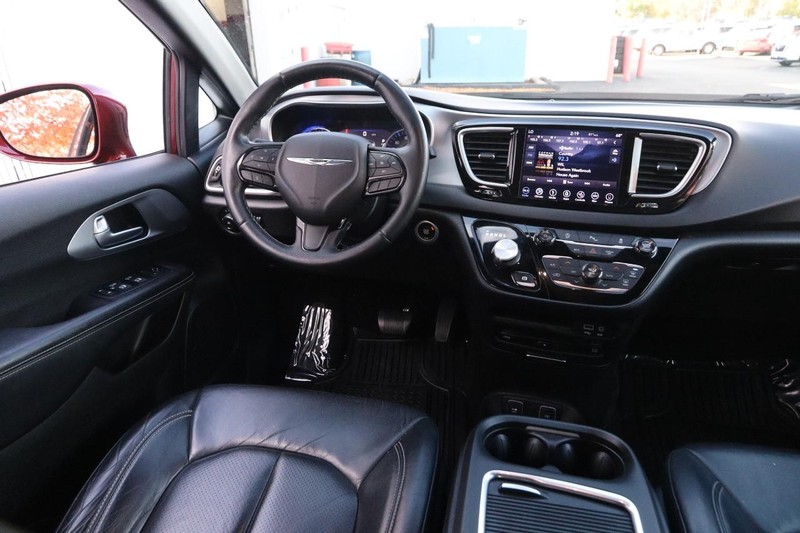 Chrysler Pacifica Vehicle Full-screen Gallery Image 23