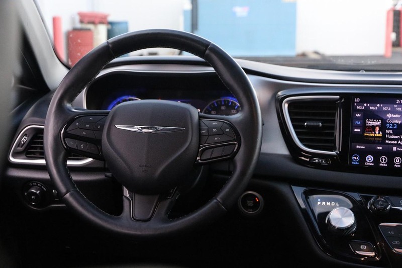 Chrysler Pacifica Vehicle Full-screen Gallery Image 24