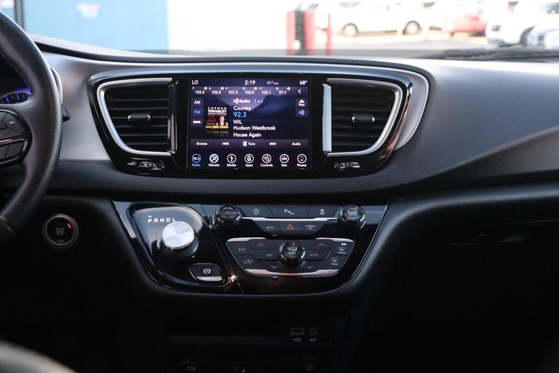 Chrysler Pacifica Vehicle Full-screen Gallery Image 25