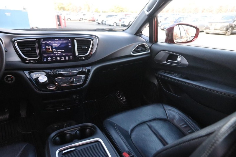 Chrysler Pacifica Vehicle Full-screen Gallery Image 26