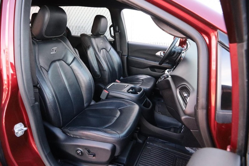 Chrysler Pacifica Vehicle Full-screen Gallery Image 27