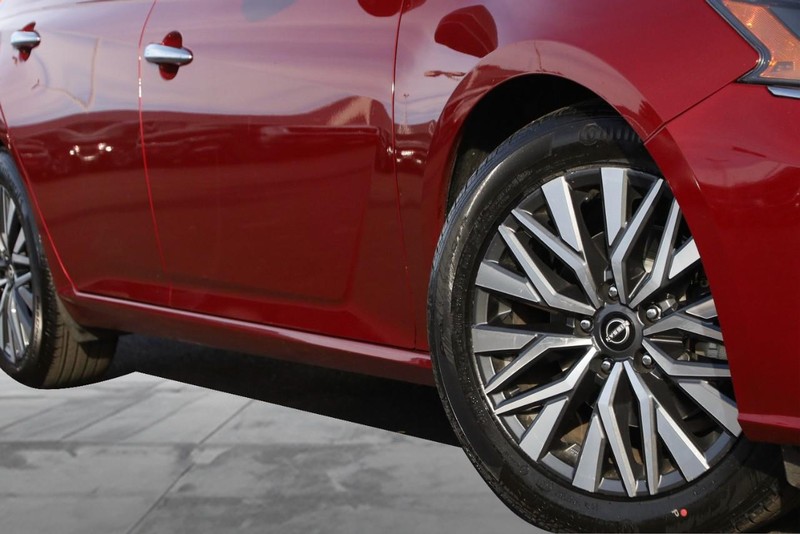 Nissan Altima Vehicle Full-screen Gallery Image 03