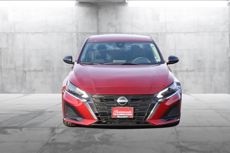 Nissan Altima Vehicle Full-screen Gallery Image 04