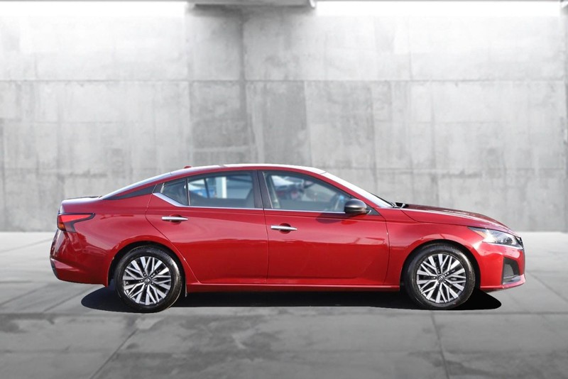 Nissan Altima Vehicle Full-screen Gallery Image 05