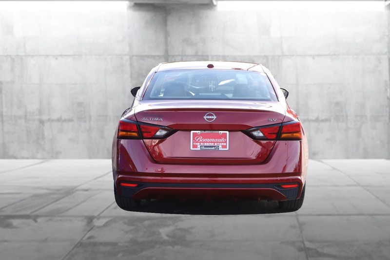 Nissan Altima Vehicle Full-screen Gallery Image 06