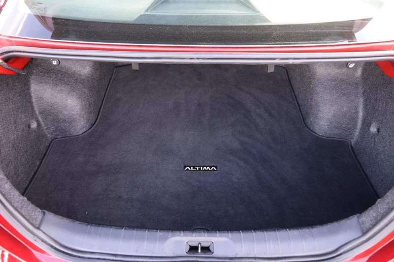 Nissan Altima Vehicle Full-screen Gallery Image 07