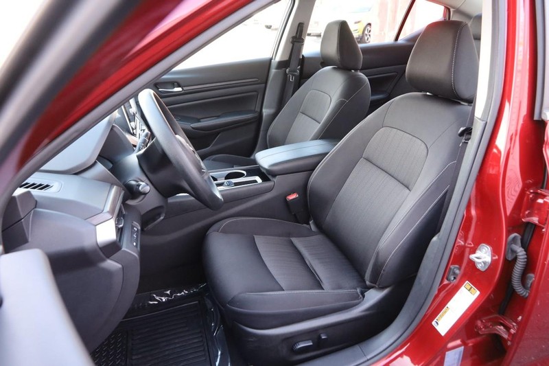 Nissan Altima Vehicle Full-screen Gallery Image 08