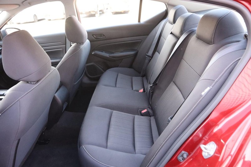 Nissan Altima Vehicle Full-screen Gallery Image 09