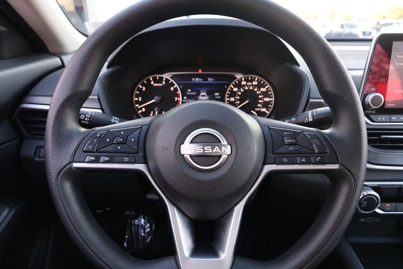 Nissan Altima Vehicle Full-screen Gallery Image 10