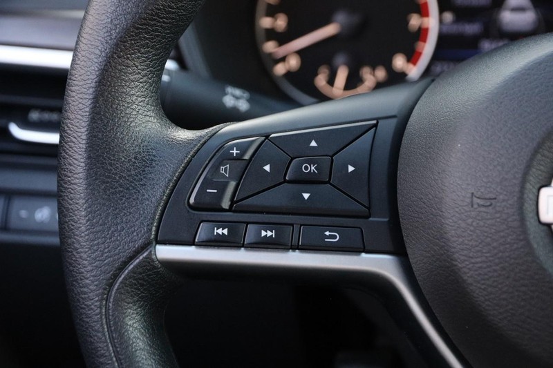 Nissan Altima Vehicle Full-screen Gallery Image 11