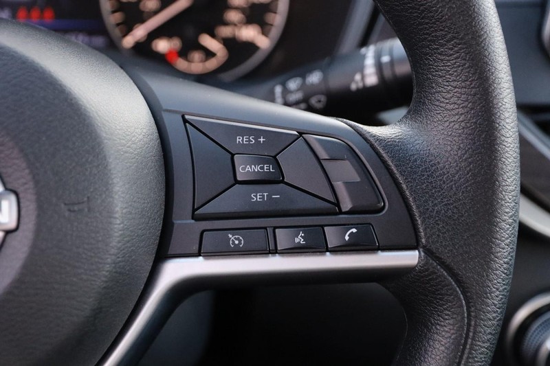 Nissan Altima Vehicle Full-screen Gallery Image 12