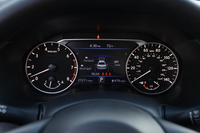 Nissan Altima Vehicle Full-screen Gallery Image 13