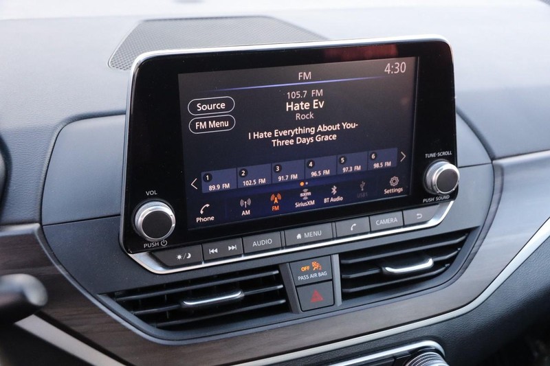 Nissan Altima Vehicle Full-screen Gallery Image 14