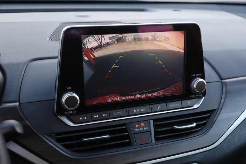 Nissan Altima Vehicle Full-screen Gallery Image 15