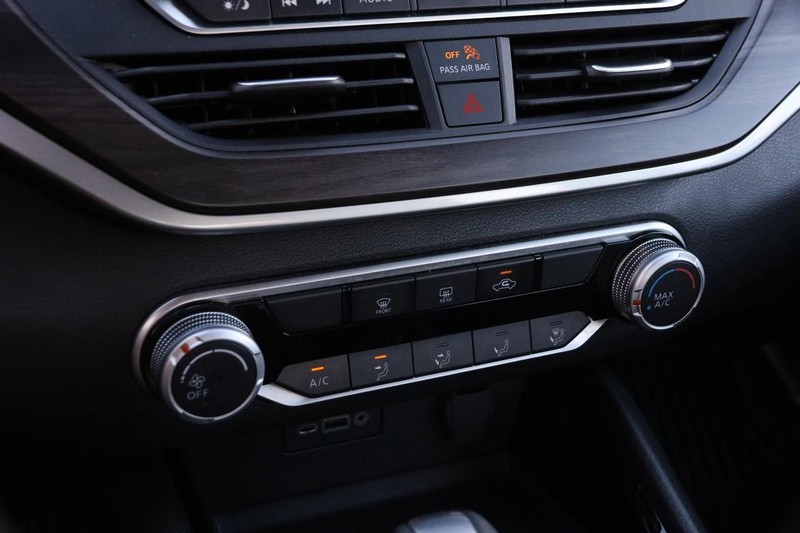 Nissan Altima Vehicle Full-screen Gallery Image 16