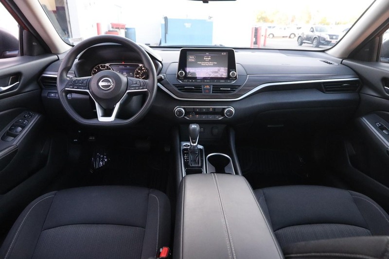 Nissan Altima Vehicle Full-screen Gallery Image 19