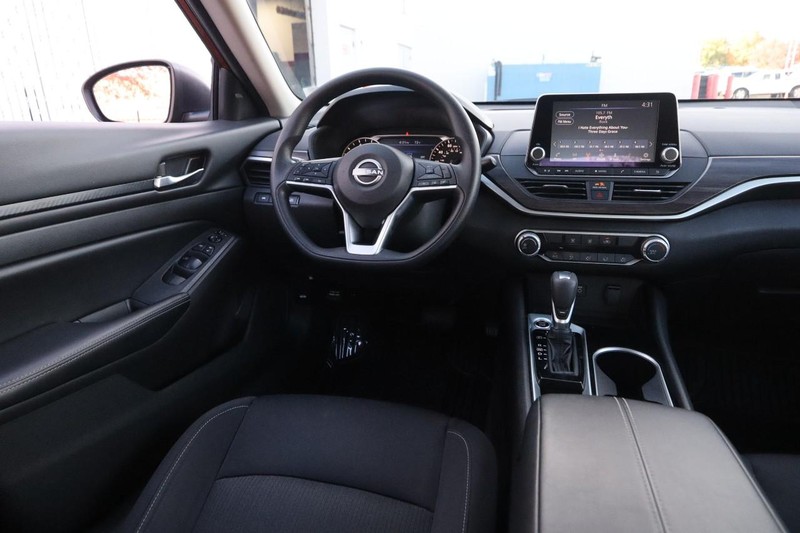 Nissan Altima Vehicle Full-screen Gallery Image 20