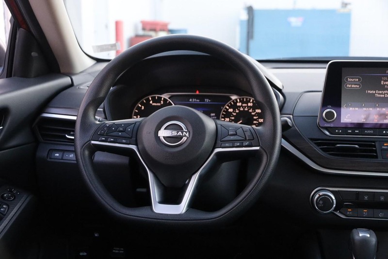 Nissan Altima Vehicle Full-screen Gallery Image 21