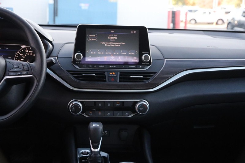 Nissan Altima Vehicle Full-screen Gallery Image 22