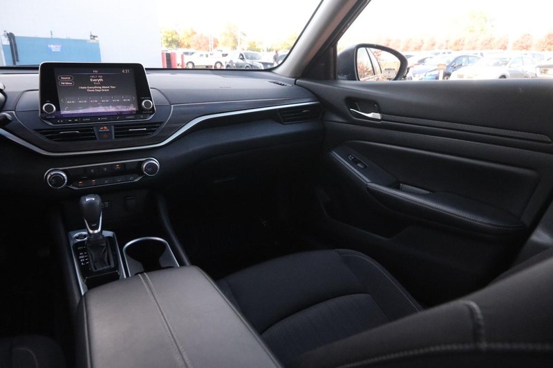 Nissan Altima Vehicle Full-screen Gallery Image 23