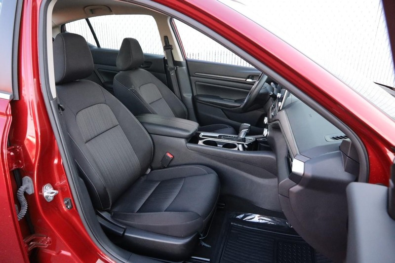 Nissan Altima Vehicle Full-screen Gallery Image 24