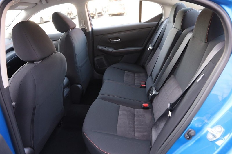 Nissan Sentra Vehicle Image 09