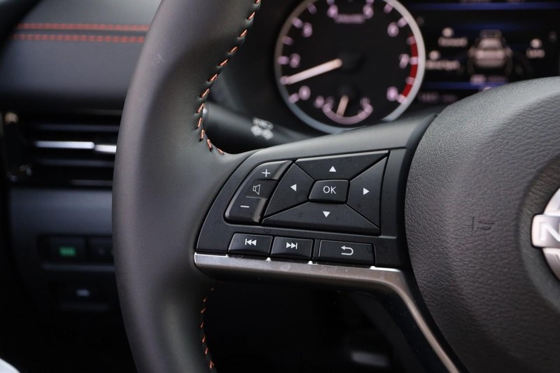 Nissan Sentra Vehicle Image 11