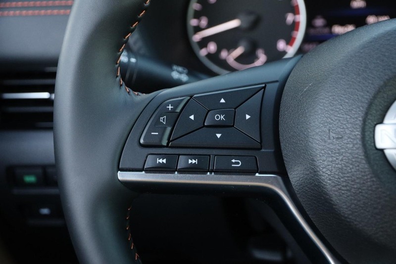 Nissan Sentra Vehicle Image 11