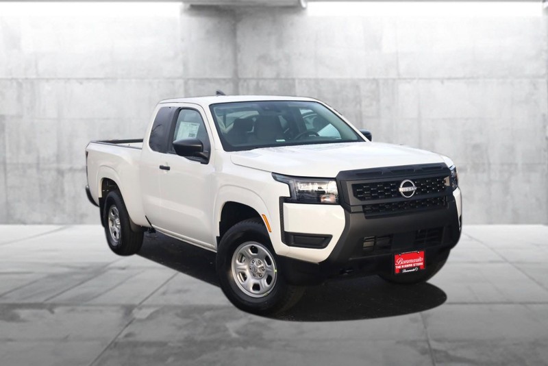 Nissan Frontier Vehicle Full-screen Gallery Image 2