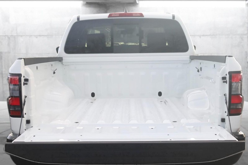 Nissan Frontier Vehicle Full-screen Gallery Image 7