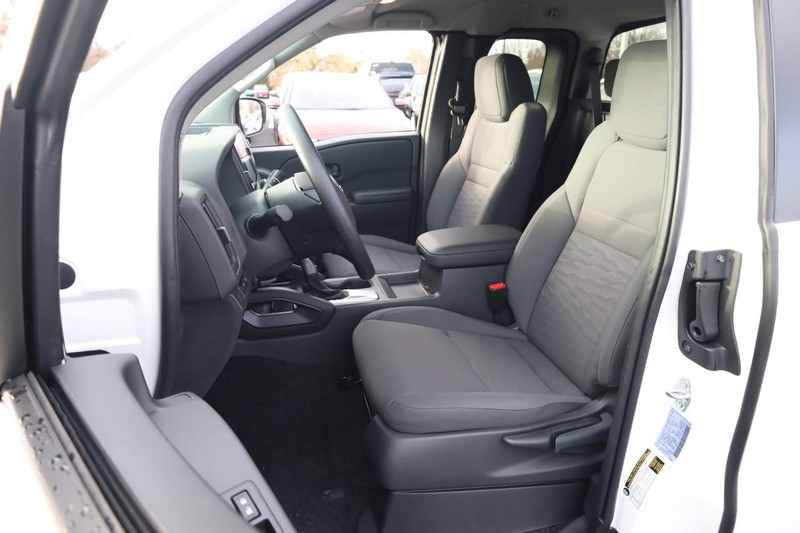 Nissan Frontier Vehicle Full-screen Gallery Image 8