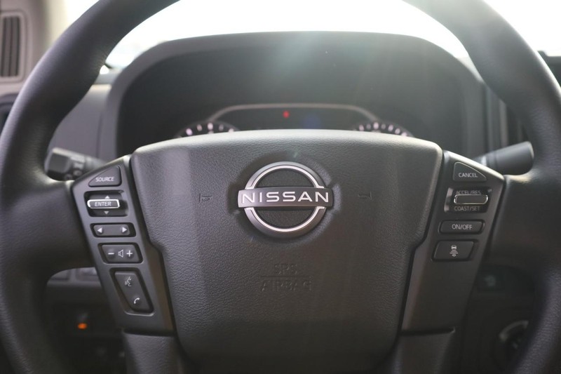 Nissan Frontier Vehicle Full-screen Gallery Image 9