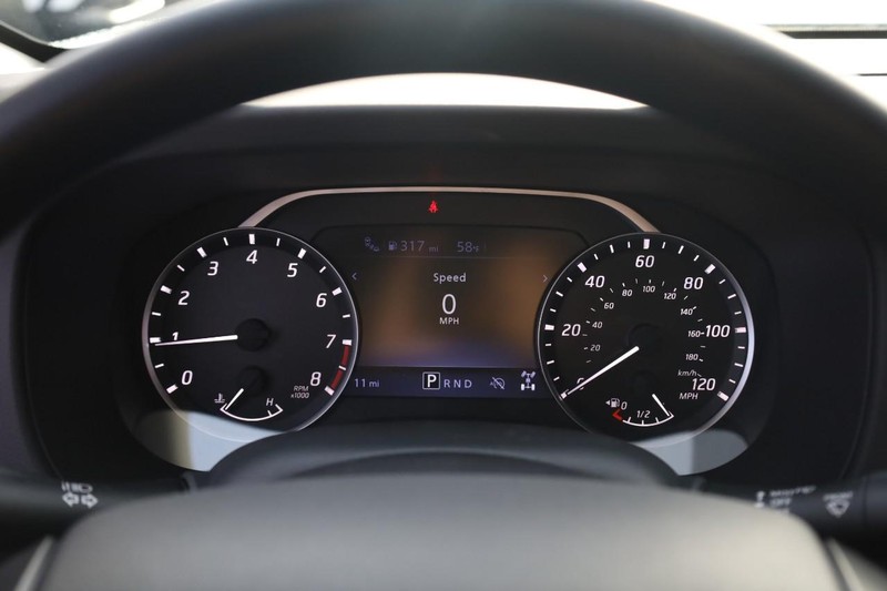 Nissan Frontier Vehicle Full-screen Gallery Image 10