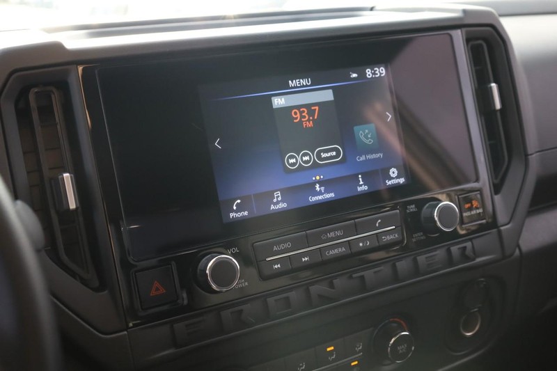 Nissan Frontier Vehicle Full-screen Gallery Image 11