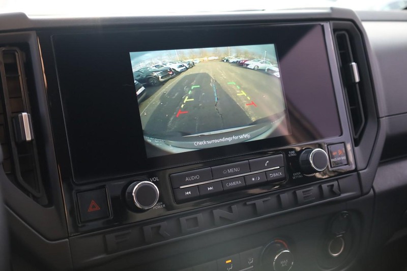 Nissan Frontier Vehicle Full-screen Gallery Image 12