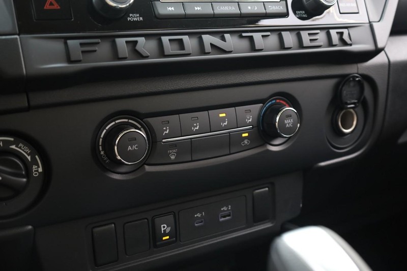 Nissan Frontier Vehicle Full-screen Gallery Image 13