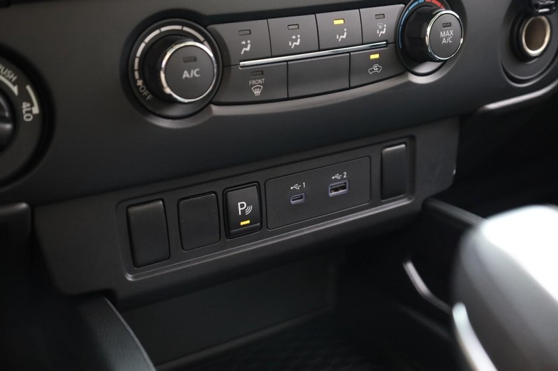 Nissan Frontier Vehicle Full-screen Gallery Image 14