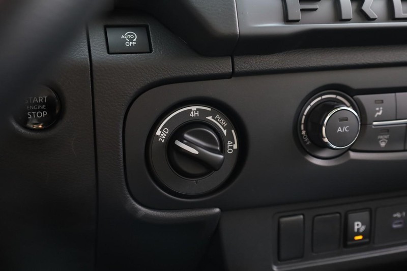 Nissan Frontier Vehicle Full-screen Gallery Image 15