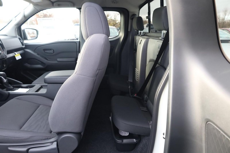 Nissan Frontier Vehicle Full-screen Gallery Image 18